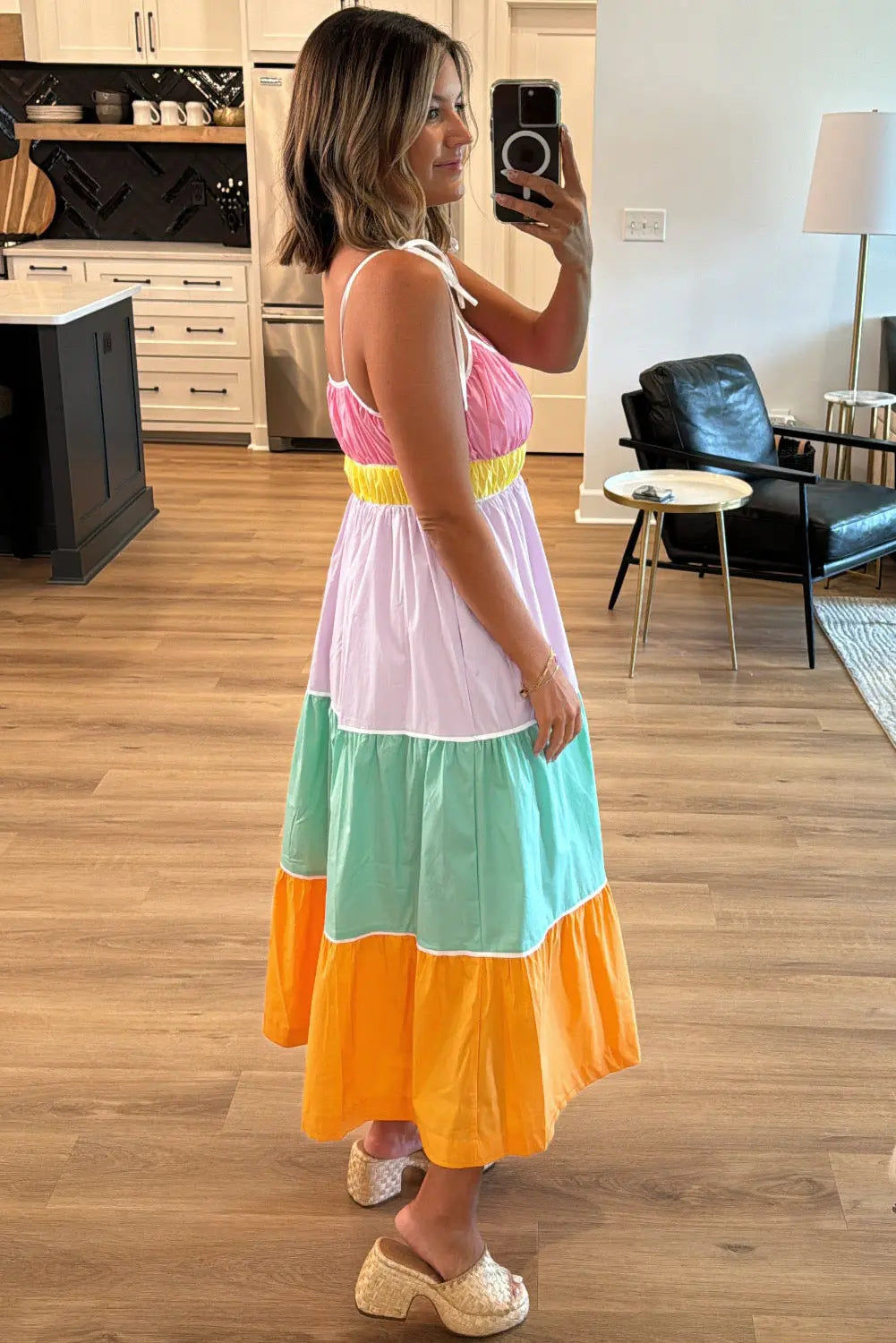 Robe maxi à bretelles nouées, volants rose, lilas, menthe et orange, vue de profil.