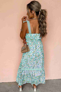Robe longue turquoise à motif floral, bretelles festonnées au dos et volants bas.