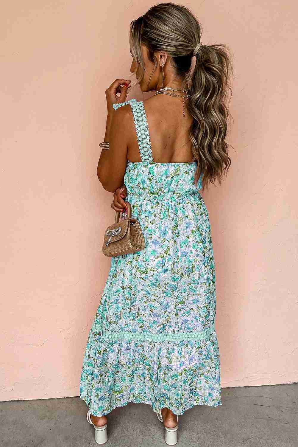 Robe longue turquoise à motif floral, bretelles festonnées au dos et volants bas.