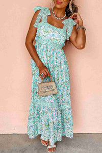 Robe longue turquoise à motif floral, bretelles volants et encolure carrée.