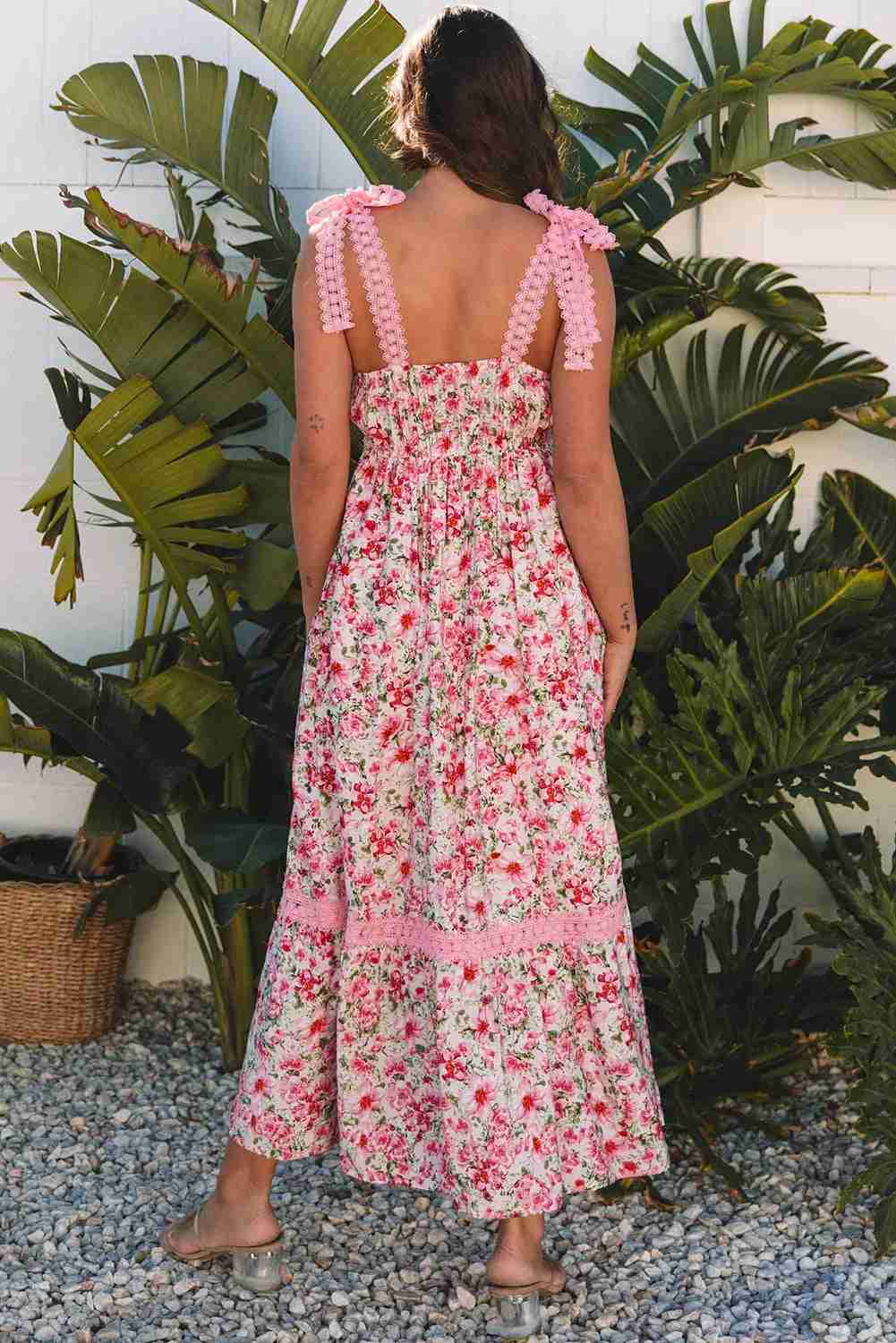 Robe longue rose à motif floral, dos avec bretelles à volants et taille Empire.