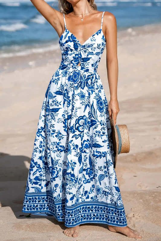 Robe maxi bleu ciel à bretelles fines, imprimé floral bleu, encolure échancrée, dos nu noué
