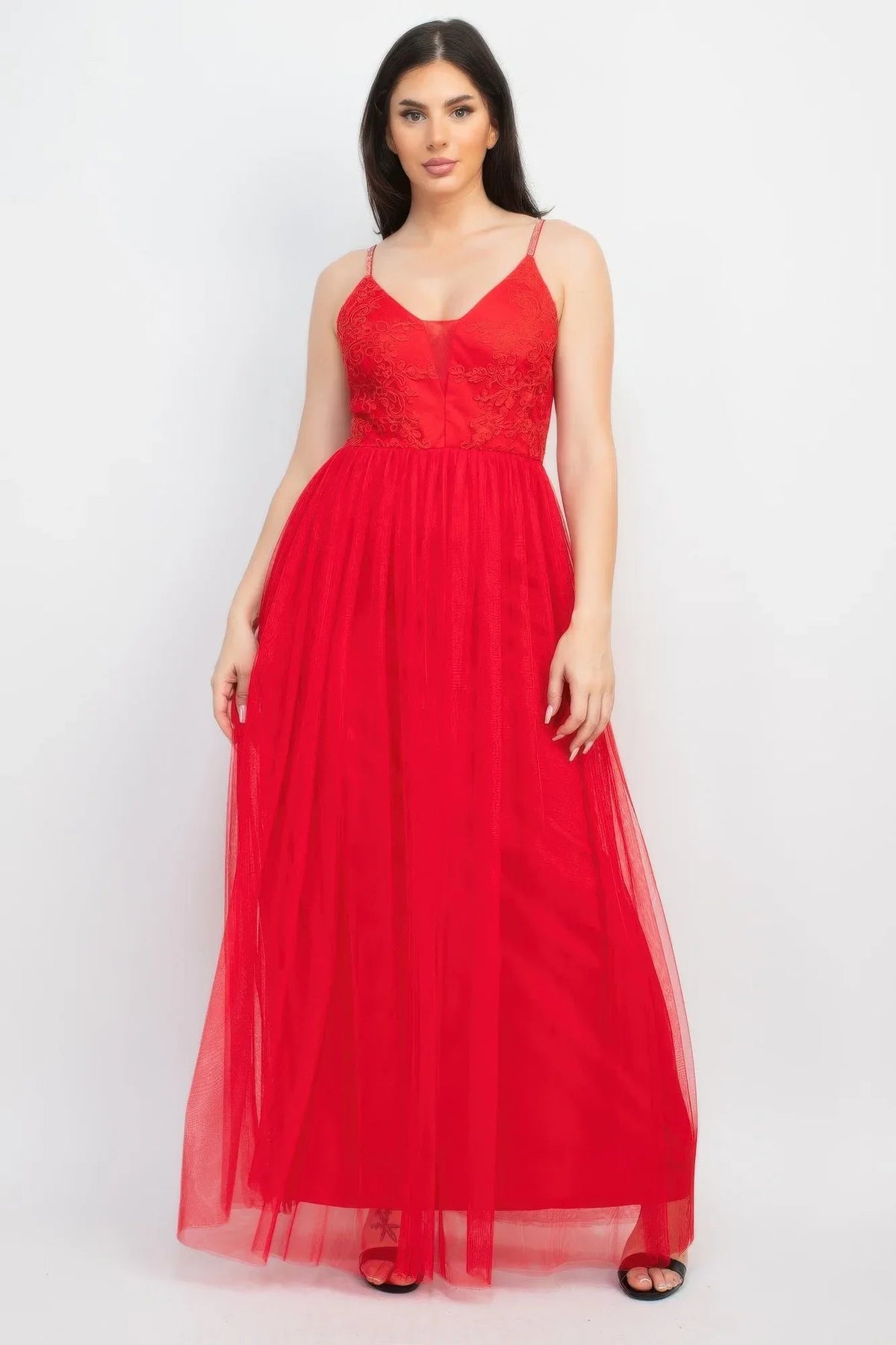 Robe longue rouge en tulle, bretelles fines, buste dentelé, jupe ample