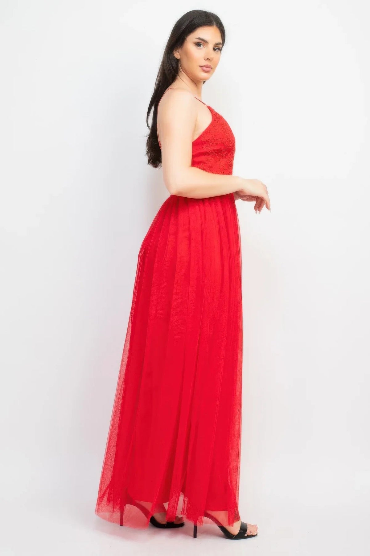 Robe longue rouge en tulle, bretelles fines, coupe évasée, détails au buste