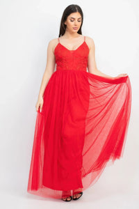 Robe longue rouge en tulle, bretelles fines, jupe ample avec voile léger
