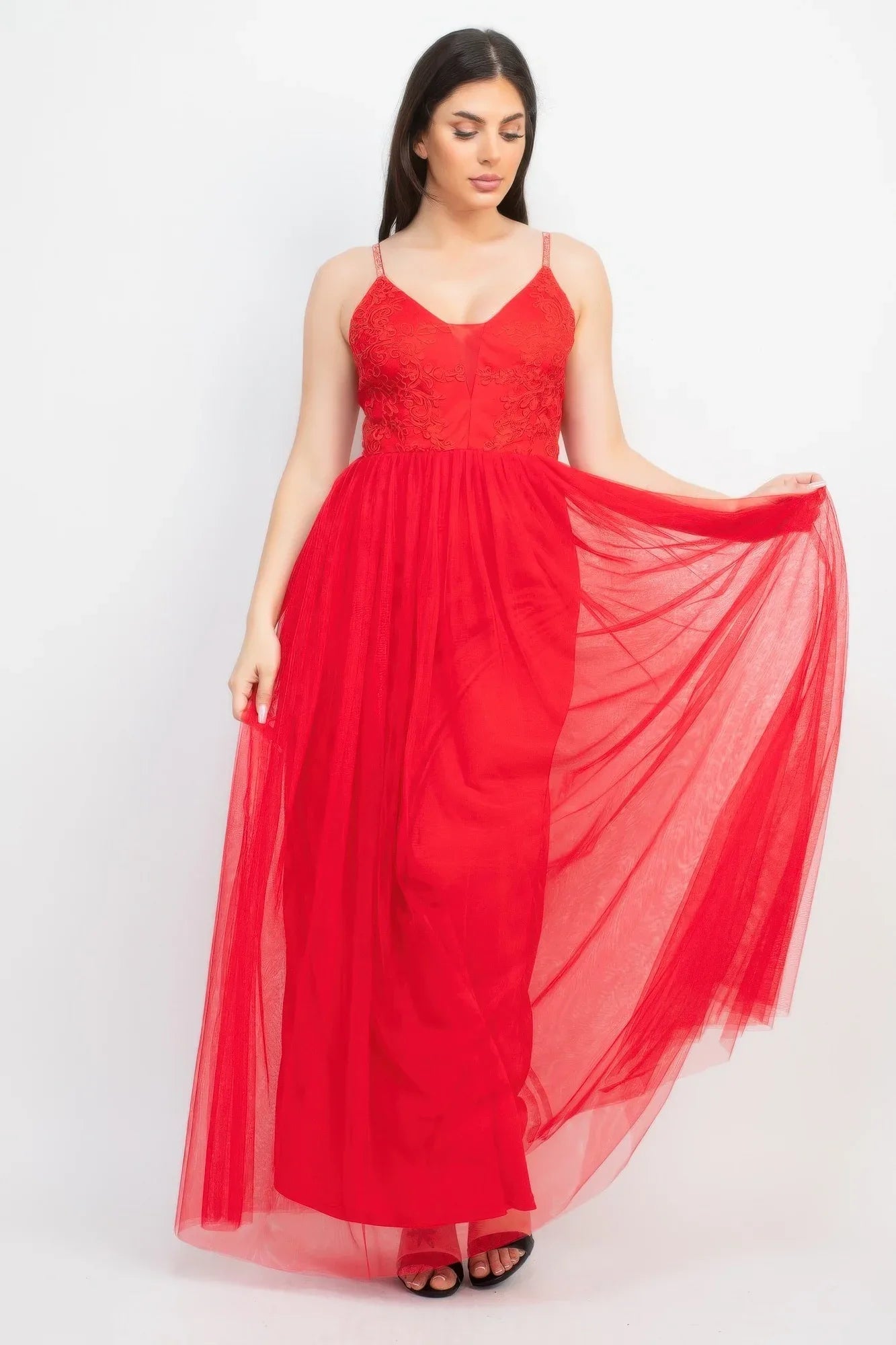 Robe longue rouge en tulle, bretelles fines, jupe ample avec voile léger