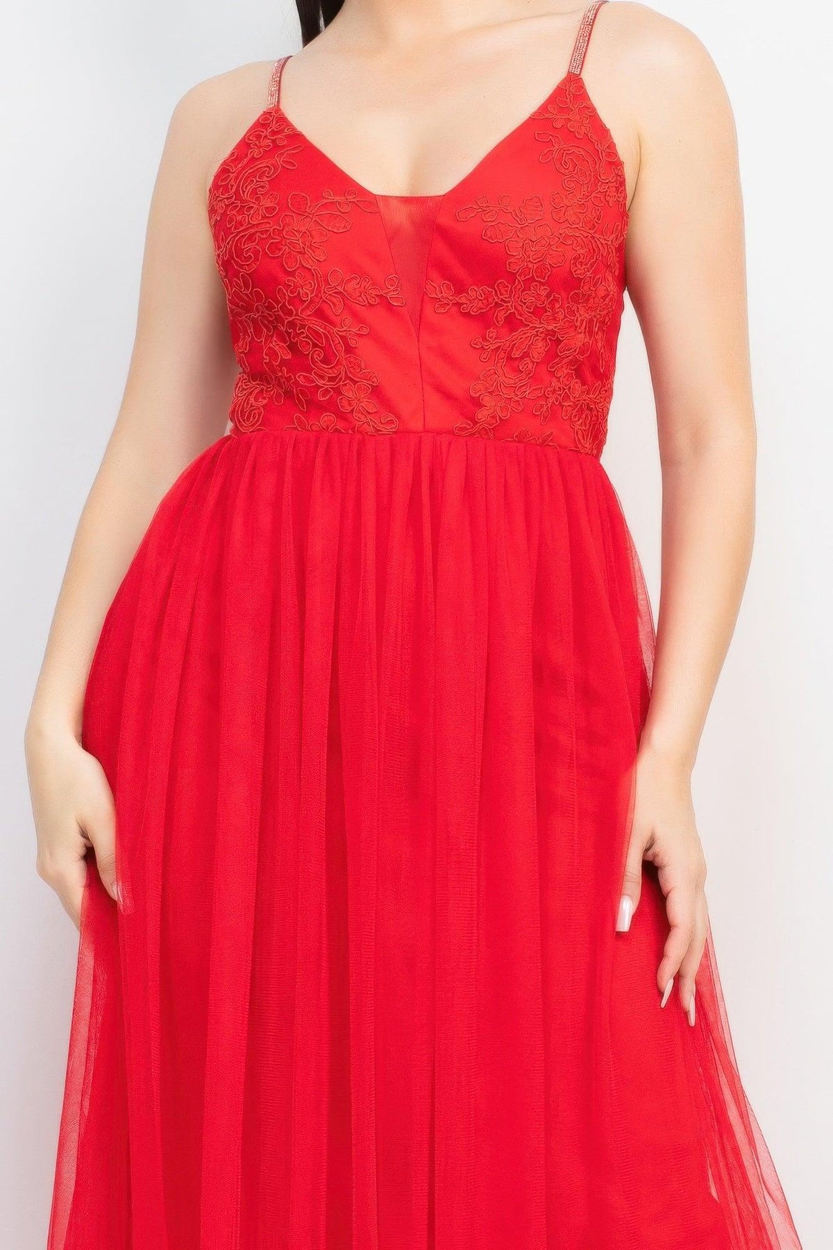 Robe longue rouge en tulle, buste en dentelle, bretelles fines, taille froncée