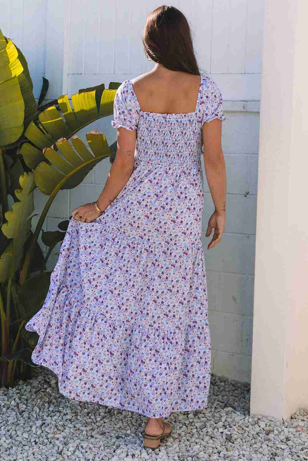 Robe maxi violette à fleurs, vue de dos, encolure carrée, taille froncée, coupe évasée