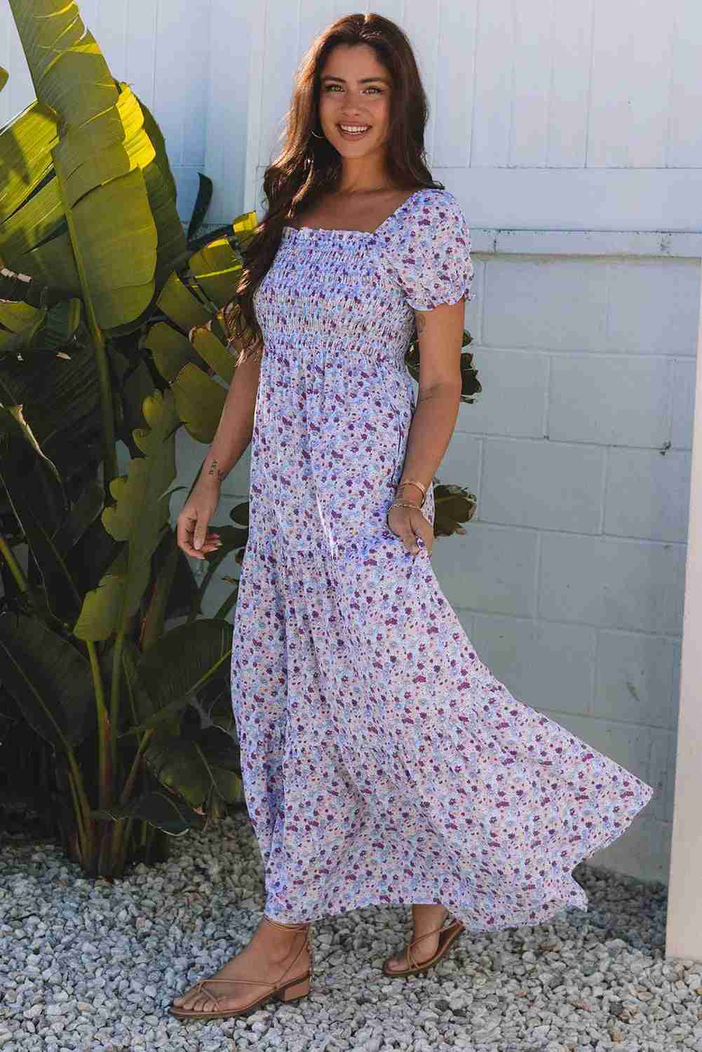 Robe maxi violette à fleurs, encolure carrée, manches bouffantes, jupe évasée