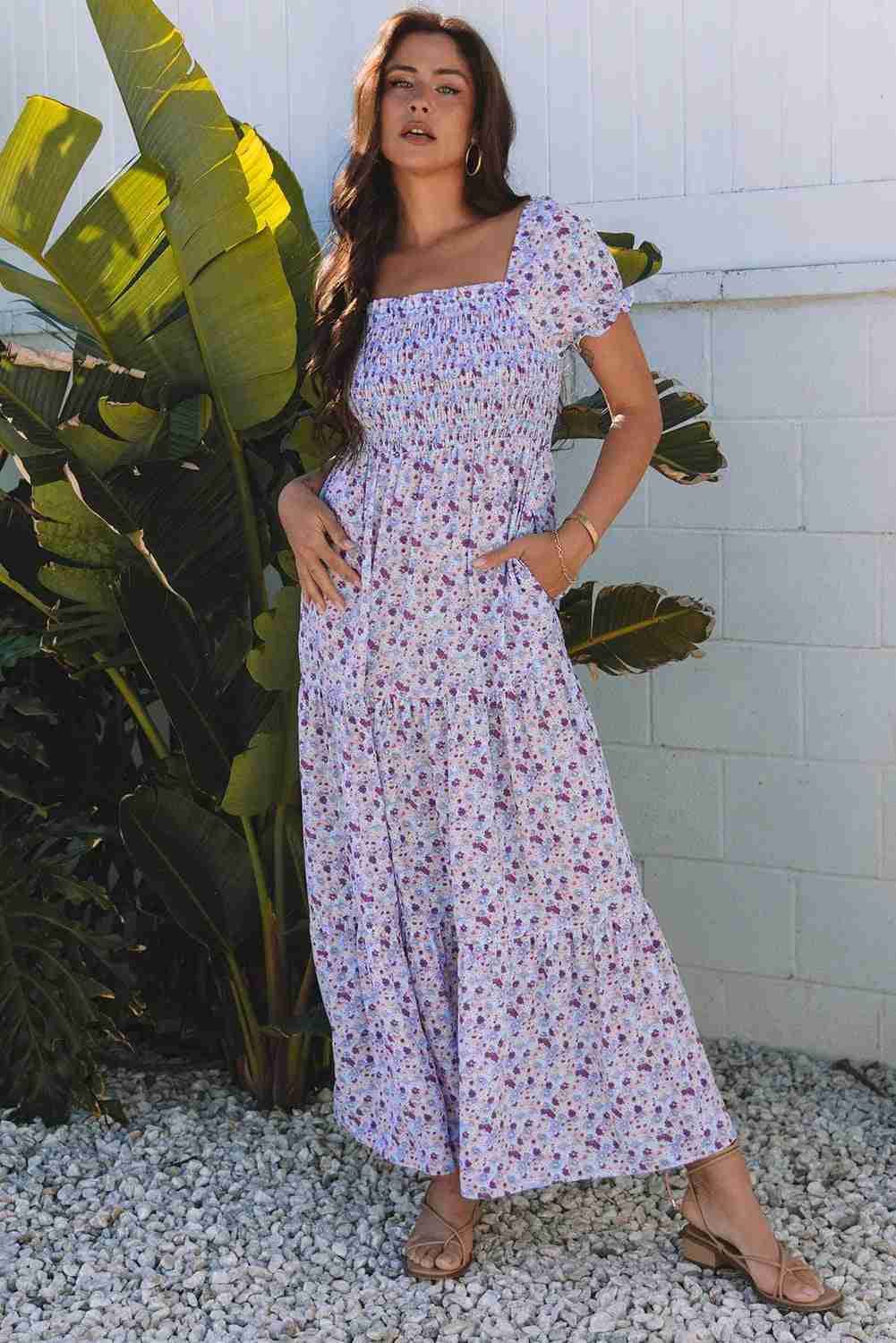 Robe maxi à fleurs violettes, encolure carrée épaules dénudées, smocks, jupe ample