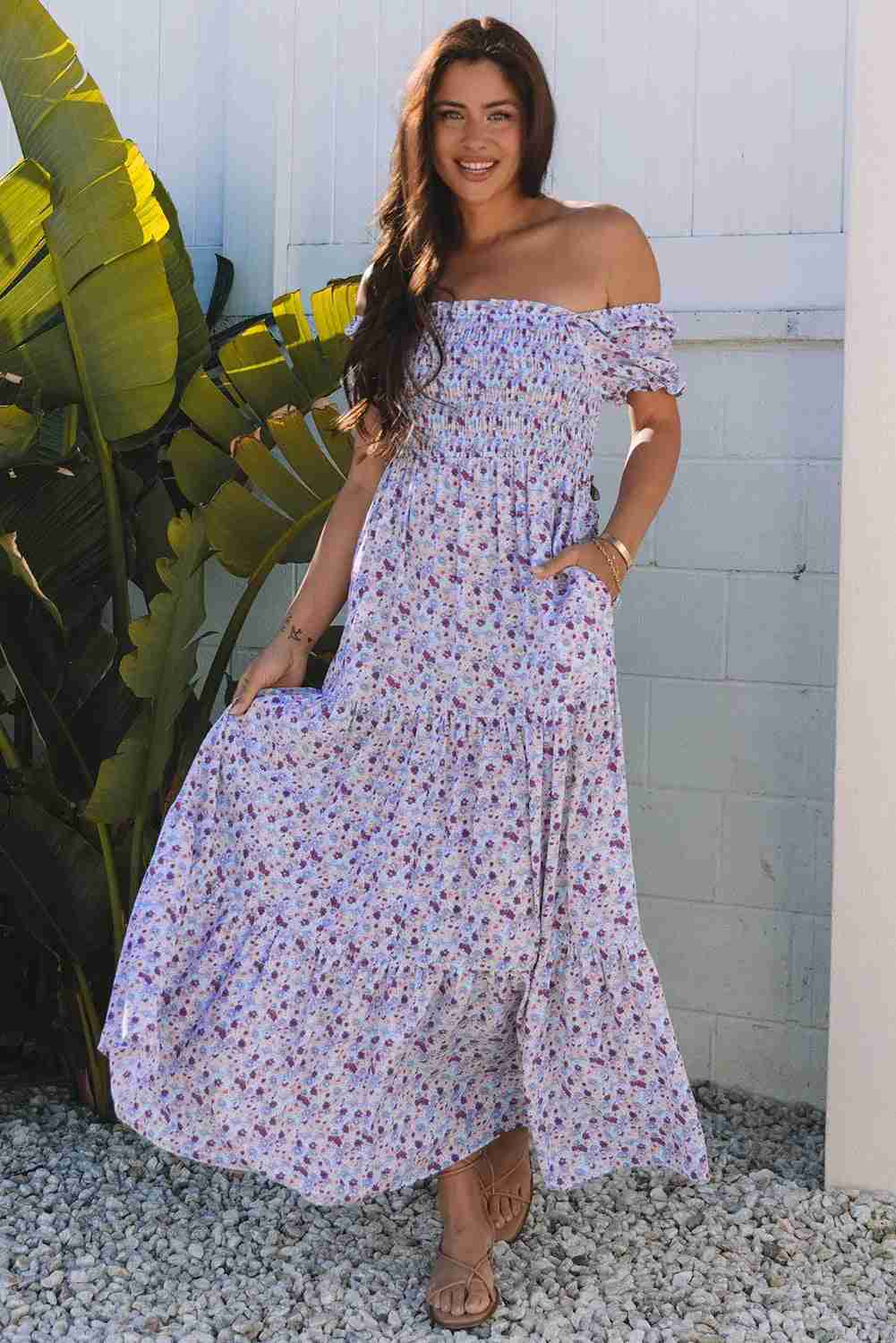 Robe maxi violette à fleurs, encolure carrée, épaules dénudées, taille froncée, évasée