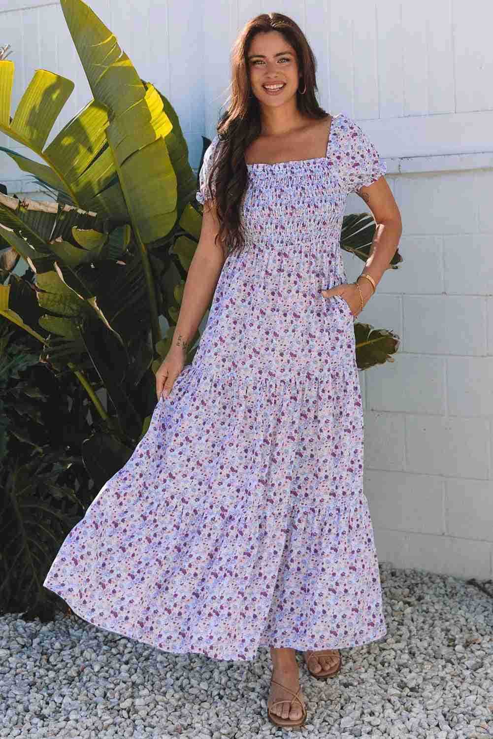 Robe longue violette fleurie, encolure carrée, manches courtes bouffantes, jupe évasée