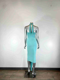 Robe midi aqua sur mannequin, vue de dos, col halter, dos ouvert