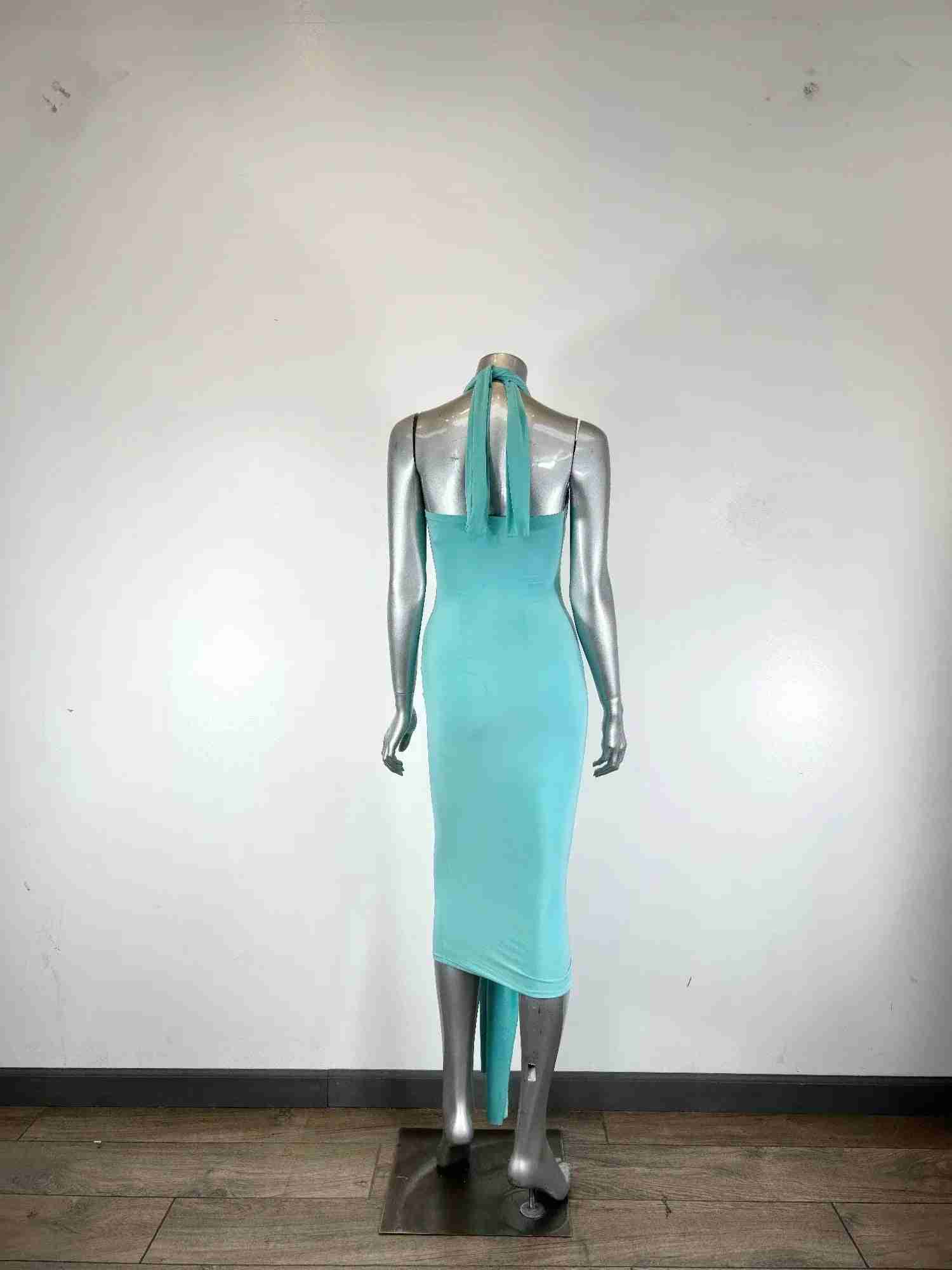 Robe midi aqua sur mannequin, vue de dos, col halter, dos ouvert