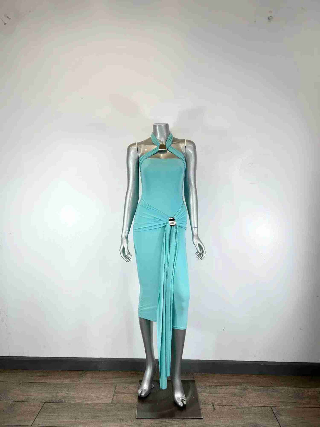 Robe midi aqua sur mannequin, col halter, dos ouvert, accents métalliques