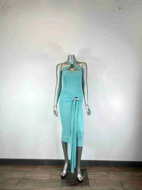 Robe midi aqua sur mannequin, col halter, dos ouvert, accents métalliques