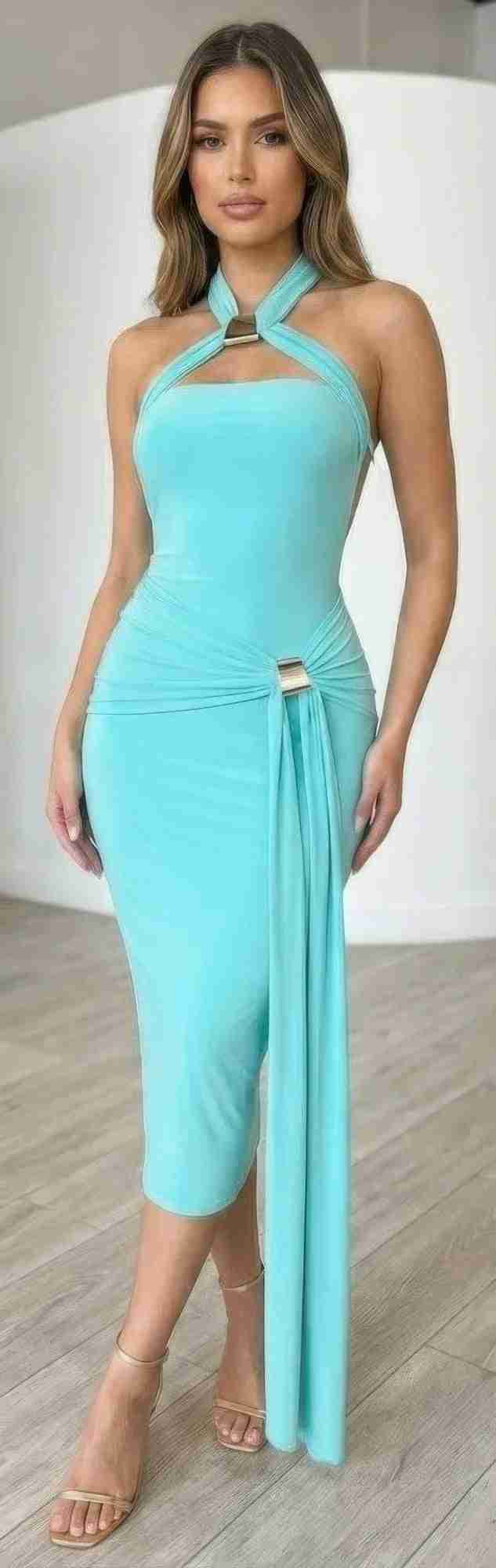 Robe midi aqua moulante, encolure col halter, détail plissé et dos ouvert