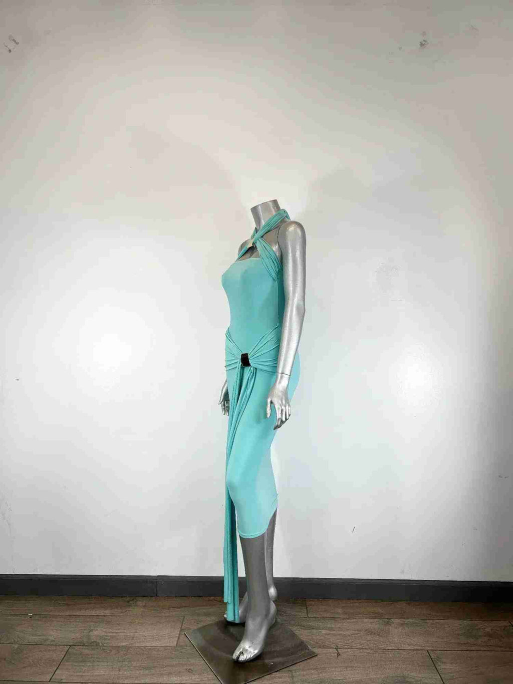 Robe midi aqua sur mannequin, vue de profil, col halter, dos ouvert