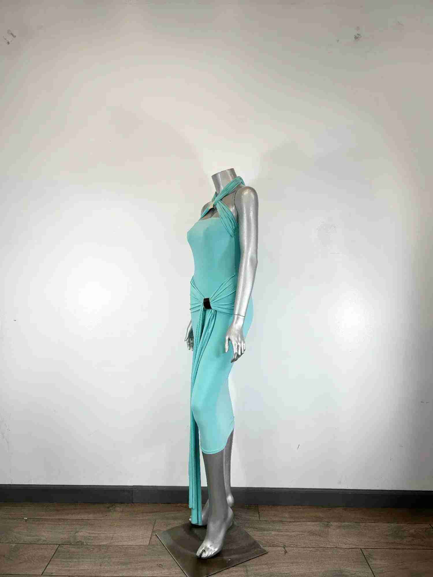 Robe midi aqua sur mannequin, vue de profil, col halter, dos ouvert
