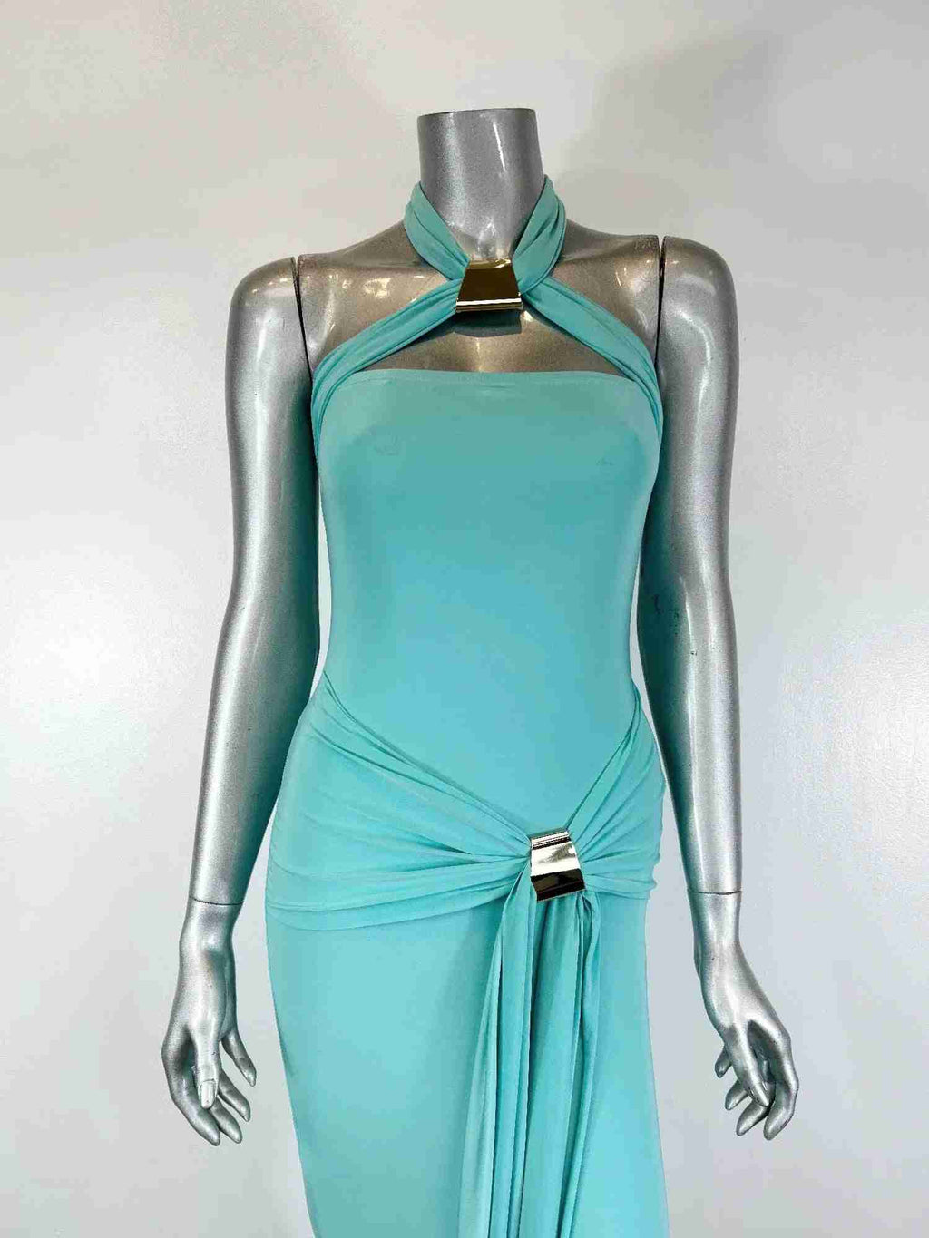 Robe midi aqua sur mannequin, encolure col halter, dos ouvert, accents métalliques