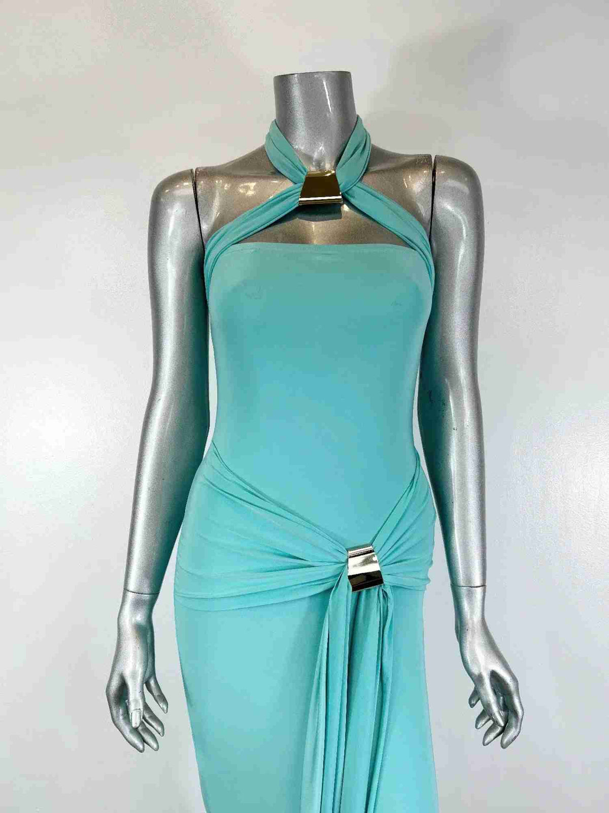Robe midi aqua sur mannequin, encolure col halter, dos ouvert, accents métalliques