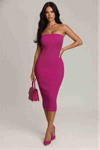 Robe midi magenta sans bretelles, coupe ajustée, silhouette moulante.