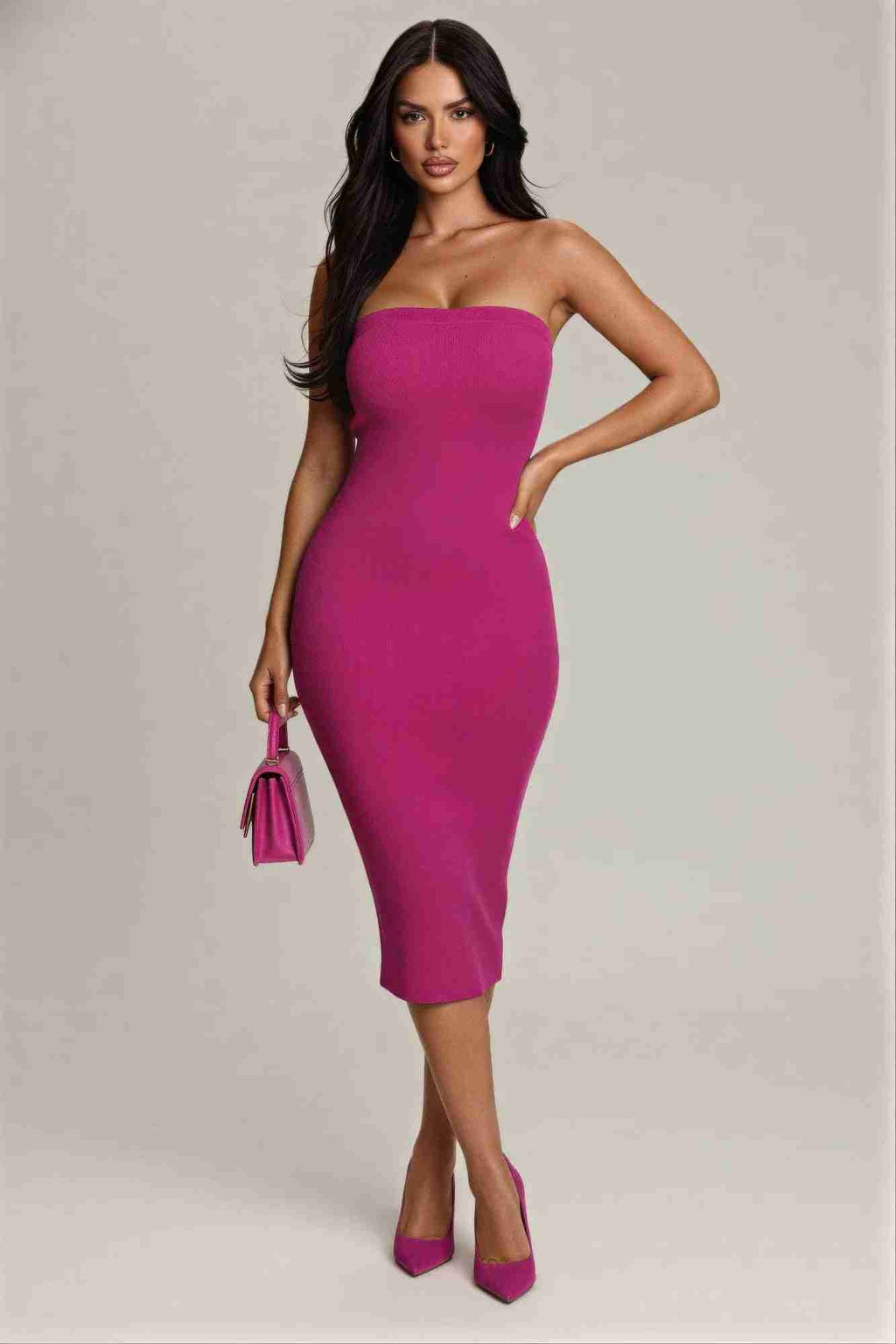Robe midi près du corps magenta, sans bretelles, encolure carrée.
