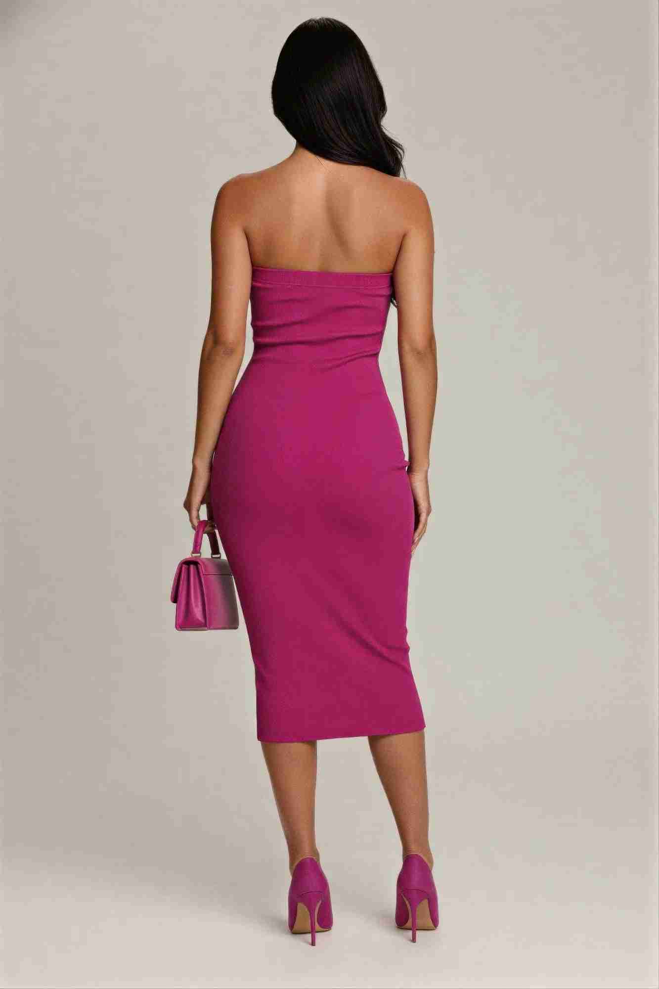 Robe midi magenta sans bretelles, dos dégagé, coupe moulante.