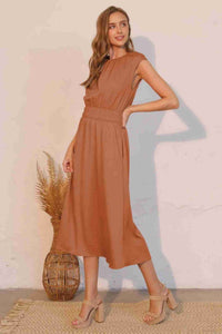 Robe midi café sans manches, ceinture froncée élastique, plis légers à la jupe.