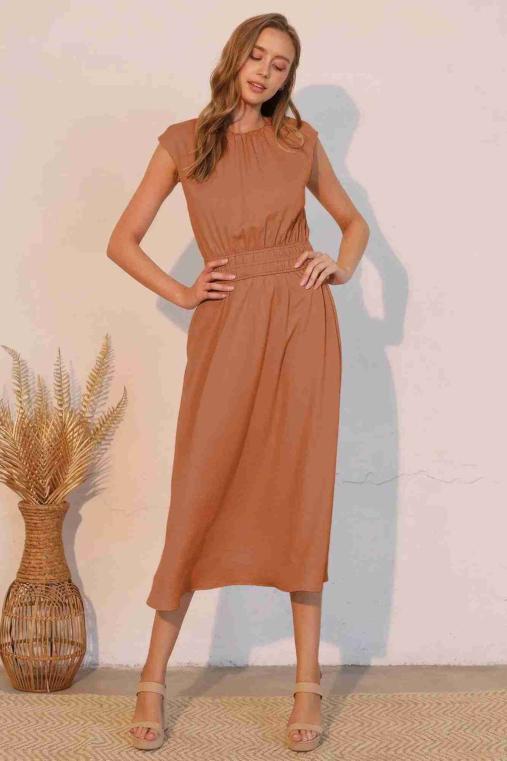 Robe midi café sans manches, encolure ronde, taille froncée élastique, tombant fluide.