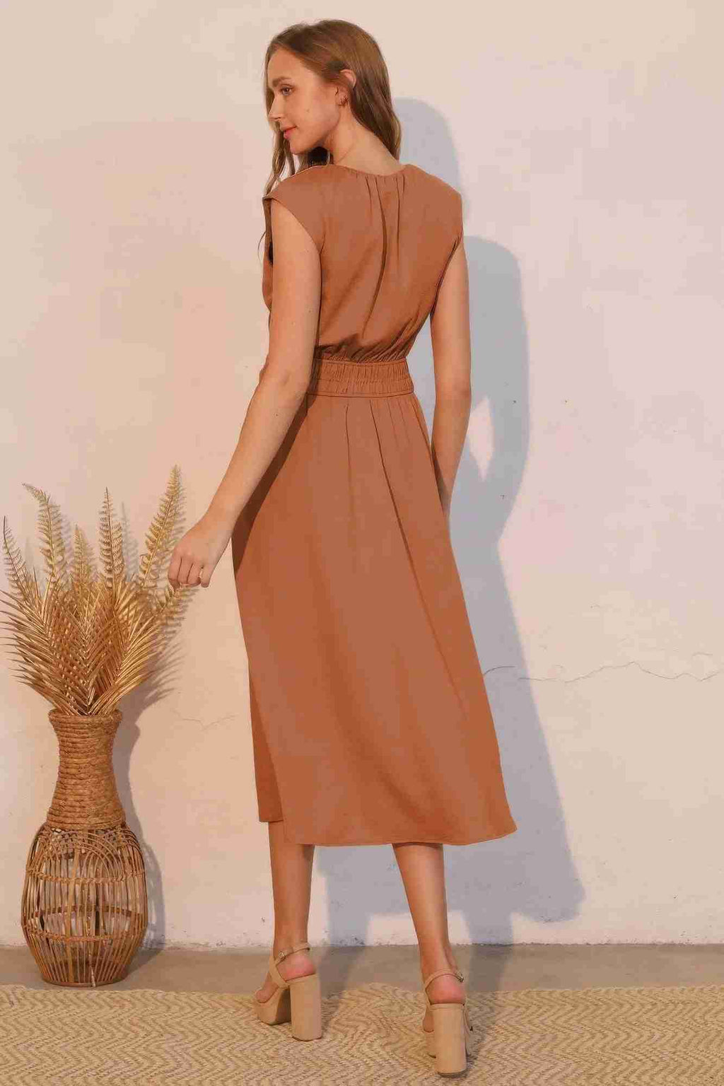 Robe midi café dos échancré avec taille froncée élastique, longueur midi.