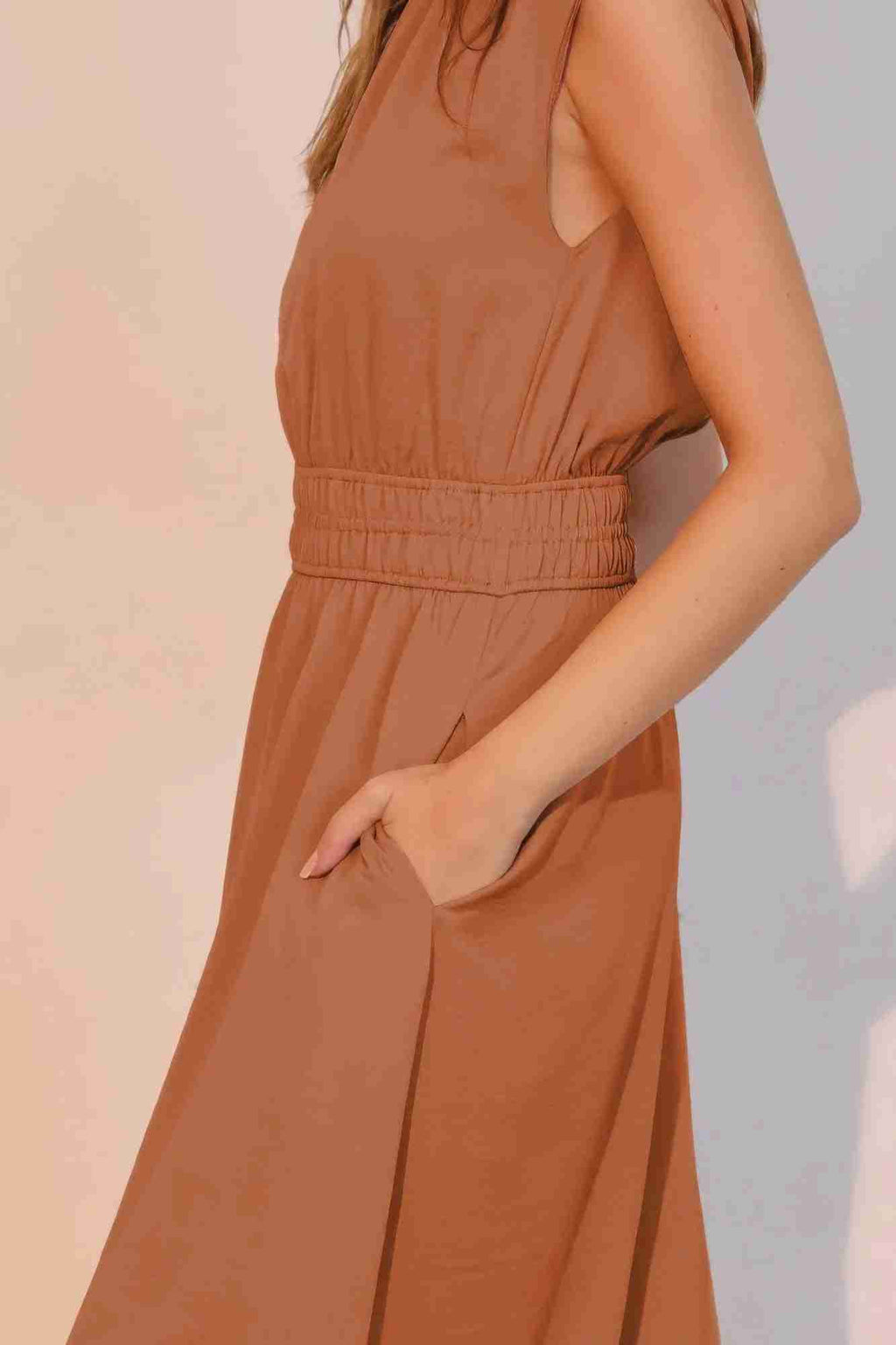 Robe midi café : taille froncée élastique et couture sous la poitrine.
