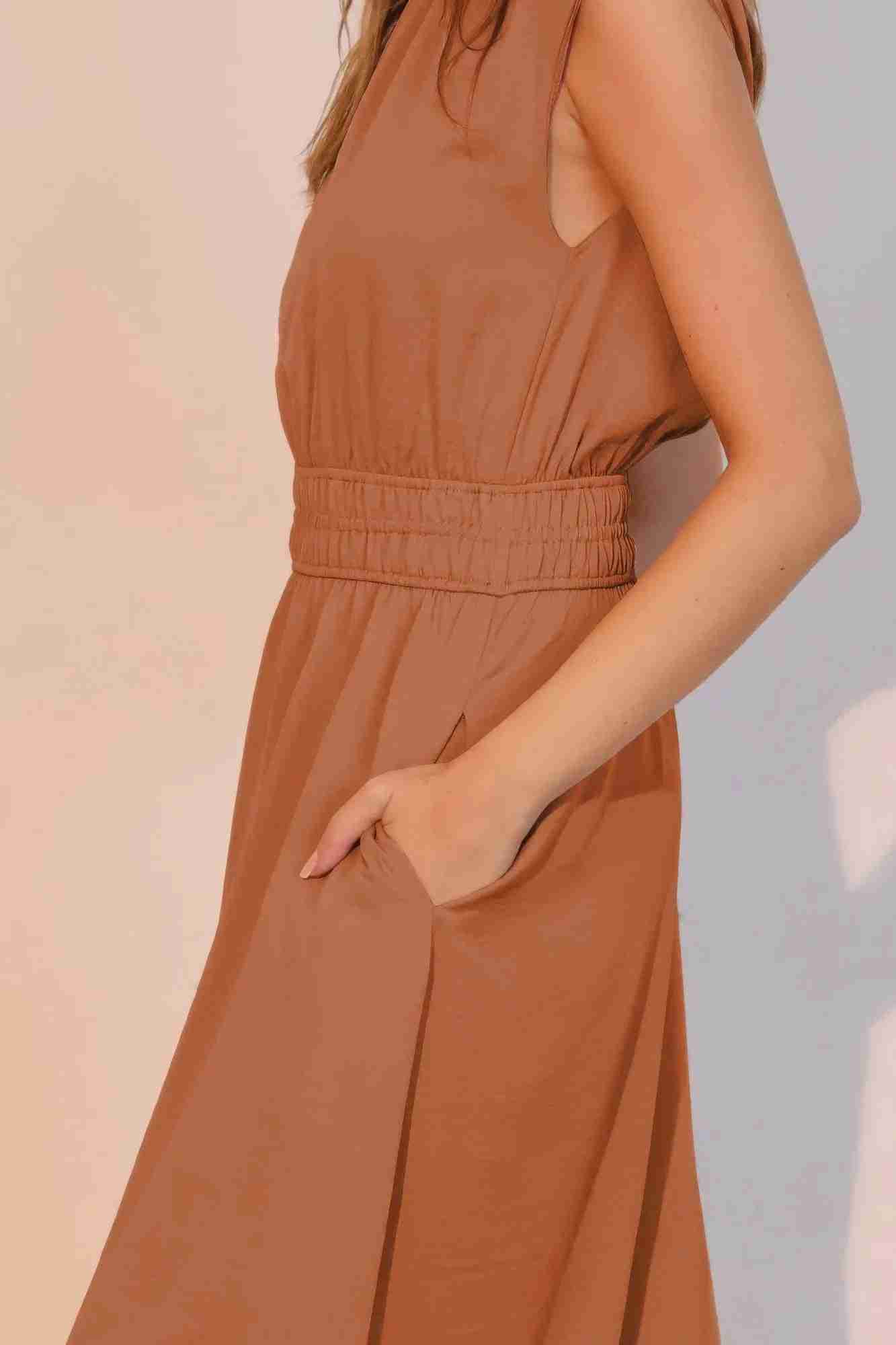 Robe midi café : taille froncée élastique et couture sous la poitrine.