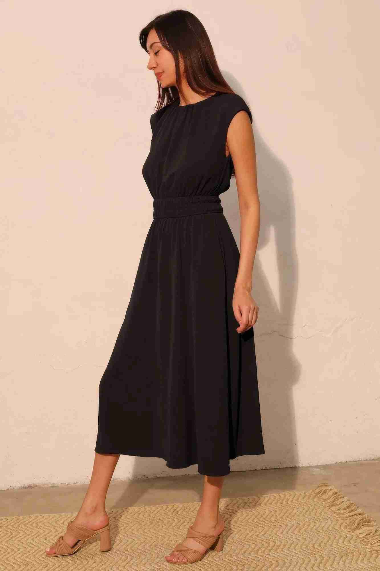 Robe midi noire sans manches, taille froncée élastique, coupe évasée mi-longue.