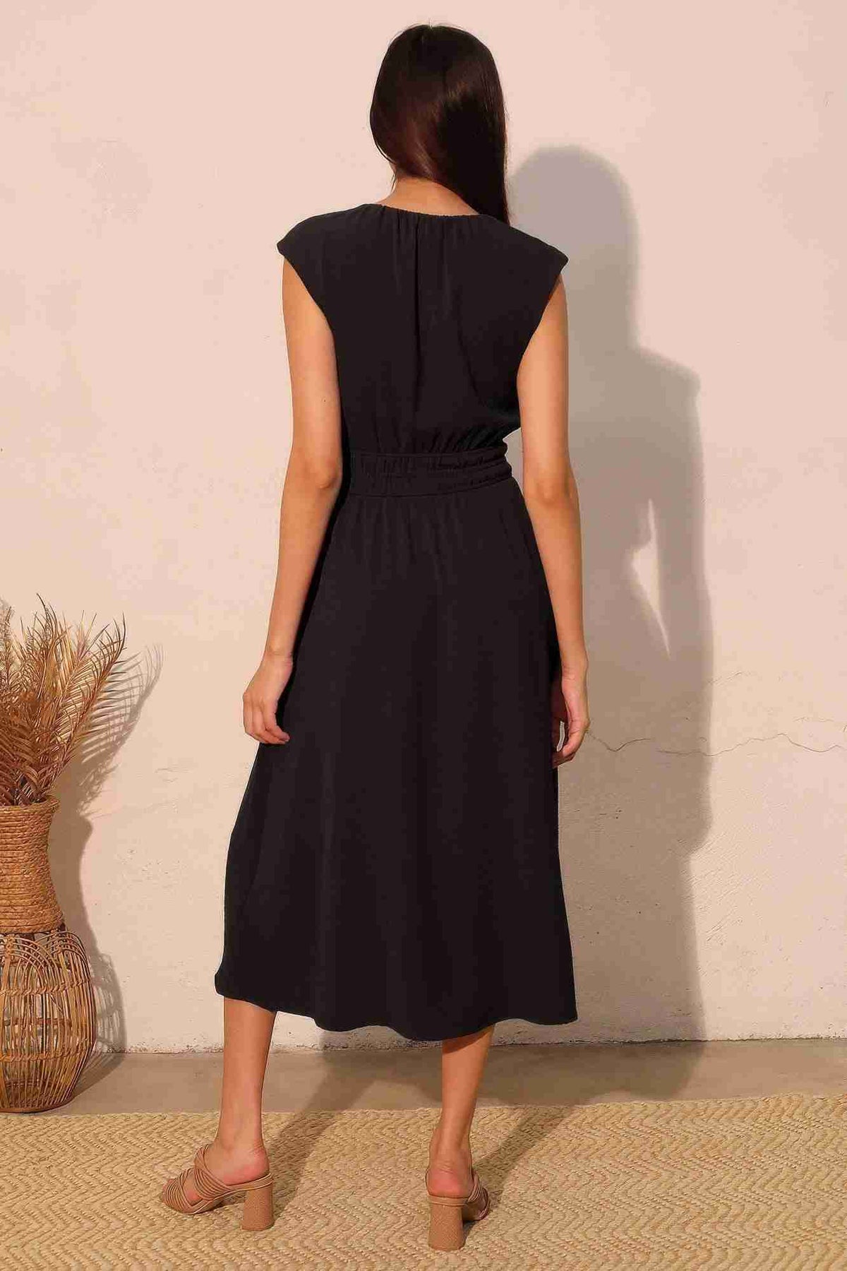 Robe midi noire dos avec empiècement central, taille froncée élastique.