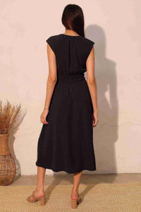 Robe midi noire dos avec empiècement central, taille froncée élastique.