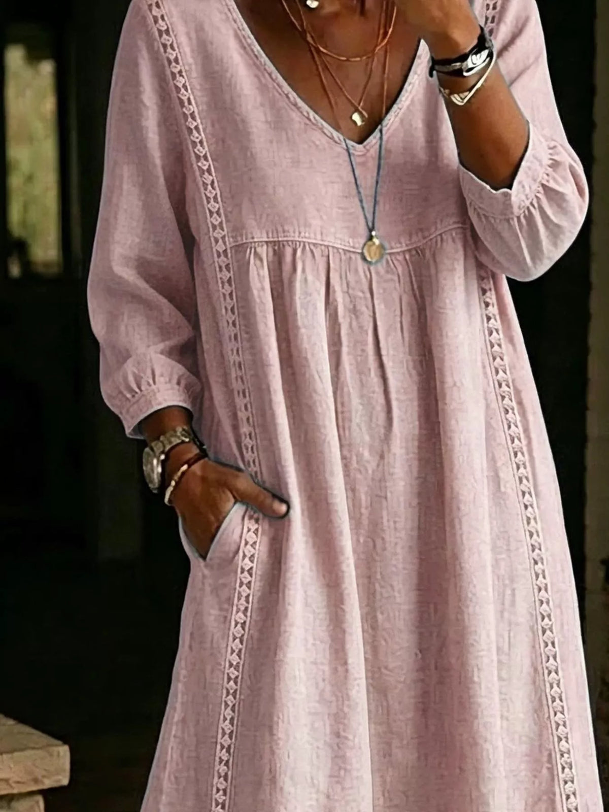 Robe midi en dentelle à manches longues et poches pour femme – vue 4