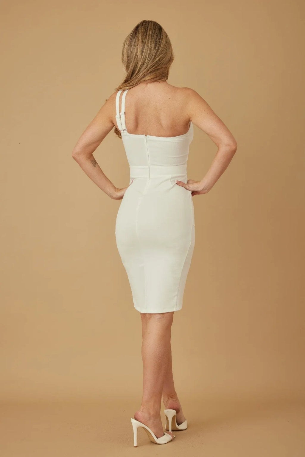 Robe midi blanche à dos nu, bretelles croisées et découpe latérale en bas.