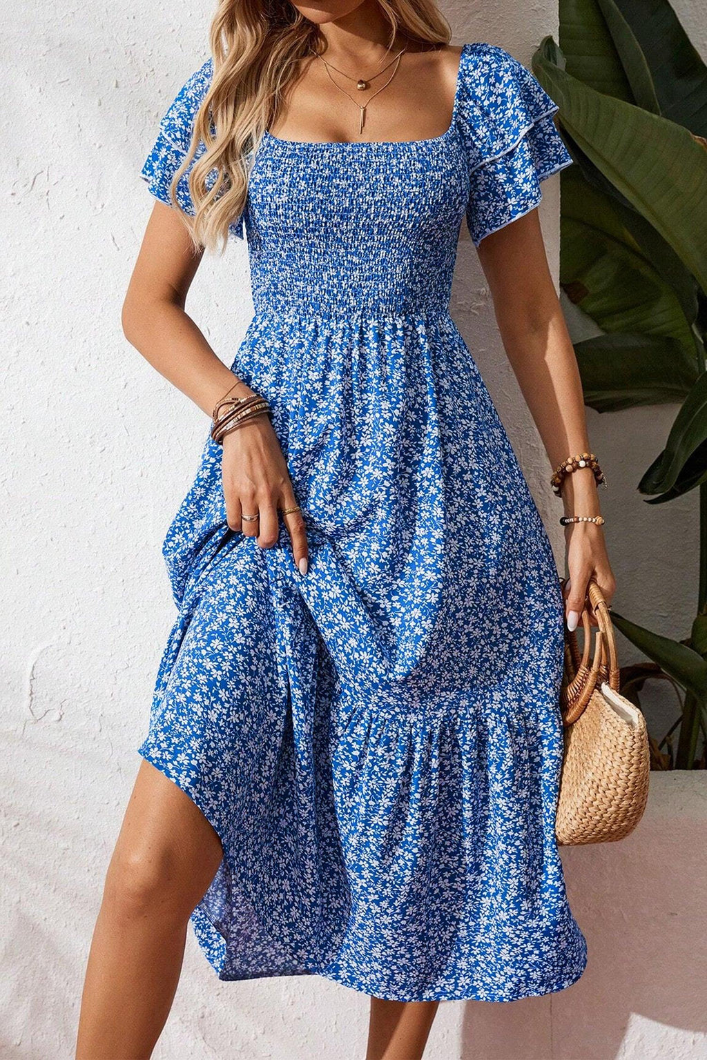 Robe midi bleue à smocks, encolure carrée, manches à volants, imprimé fleuri