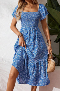 Robe midi bleue à smocks, encolure carrée, manches à volants, imprimé fleuri
