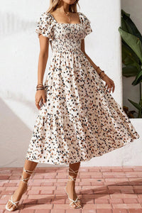 Robe midi beige à smocks, encolure carrée, manches à volants, imprimé fleuri, jupe évasée