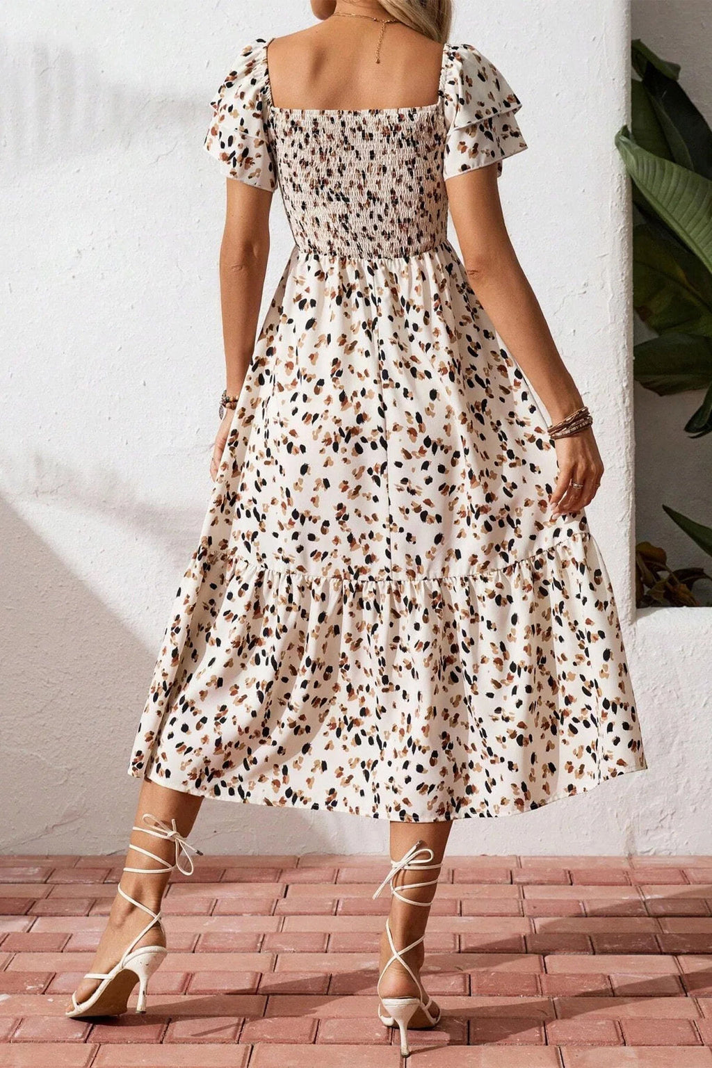 Robe midi beige à smocks, encolure carrée, manches à volants, imprimé fleuri évasé
