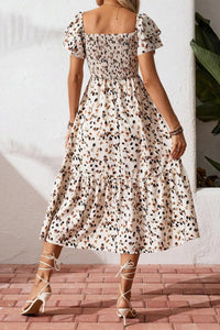 Robe midi beige à smocks, encolure carrée, manches à volants, imprimé fleuri évasé