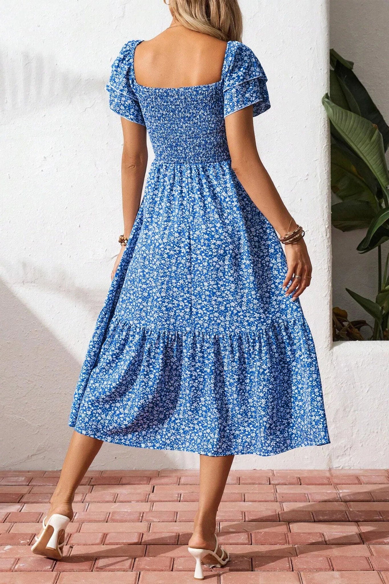Robe midi bleue à encolure carrée, manches à volants, imprimé fleuri, jupe ample