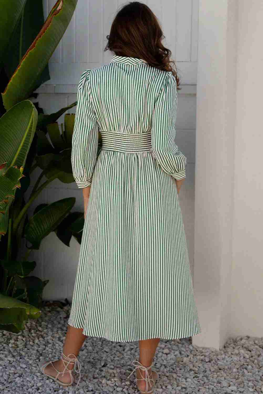 Robe midi rayée vert et blanc, vue de dos, taille haute ceinturée, manches 3/4.