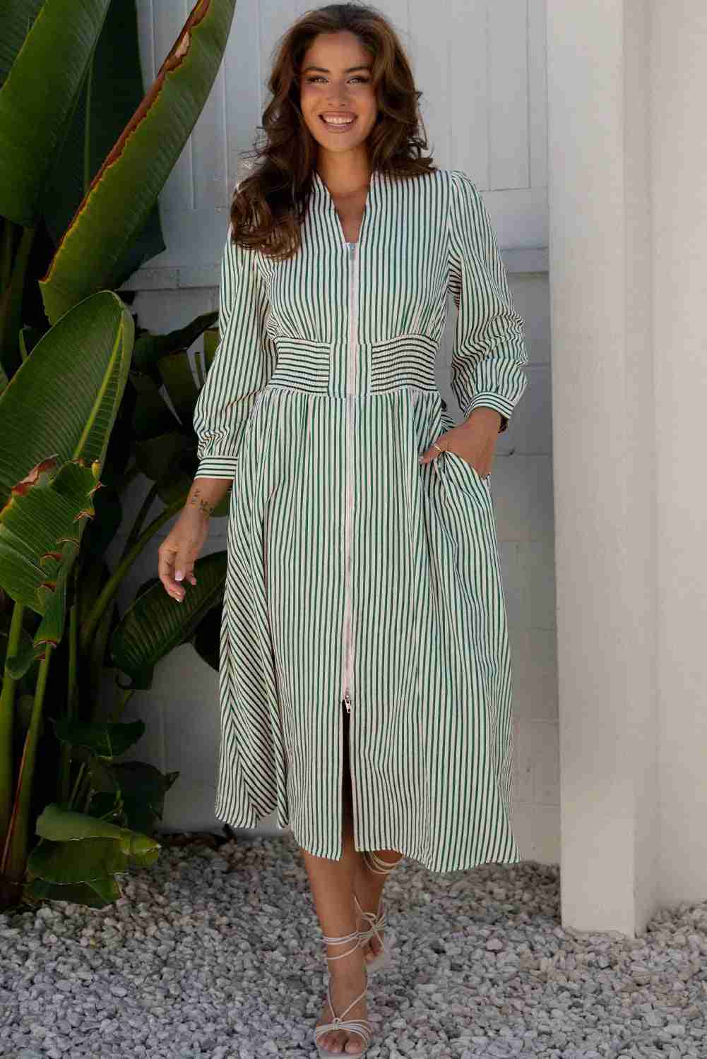 Robe midi rayée vert et blanc, col V, taille haute ceinturée, manches 3/4.