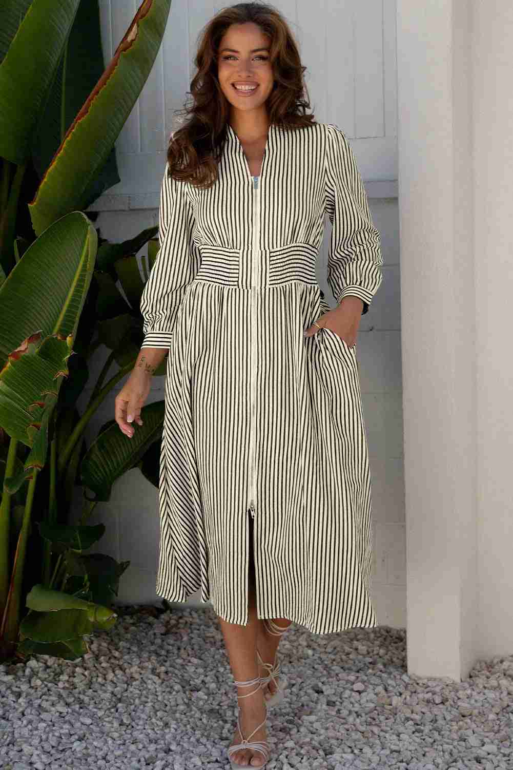 Robe midi rayée vert et blanc, col V, taille haute ceinturée, patte boutonnée.