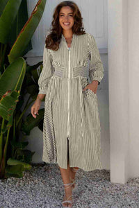 Robe midi rayée vert et blanc, col V, taille haute ceinturée, patte boutonnée.