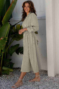 Robe midi rayée vert et blanc, col V, taille haute ceinturée, fente avant.