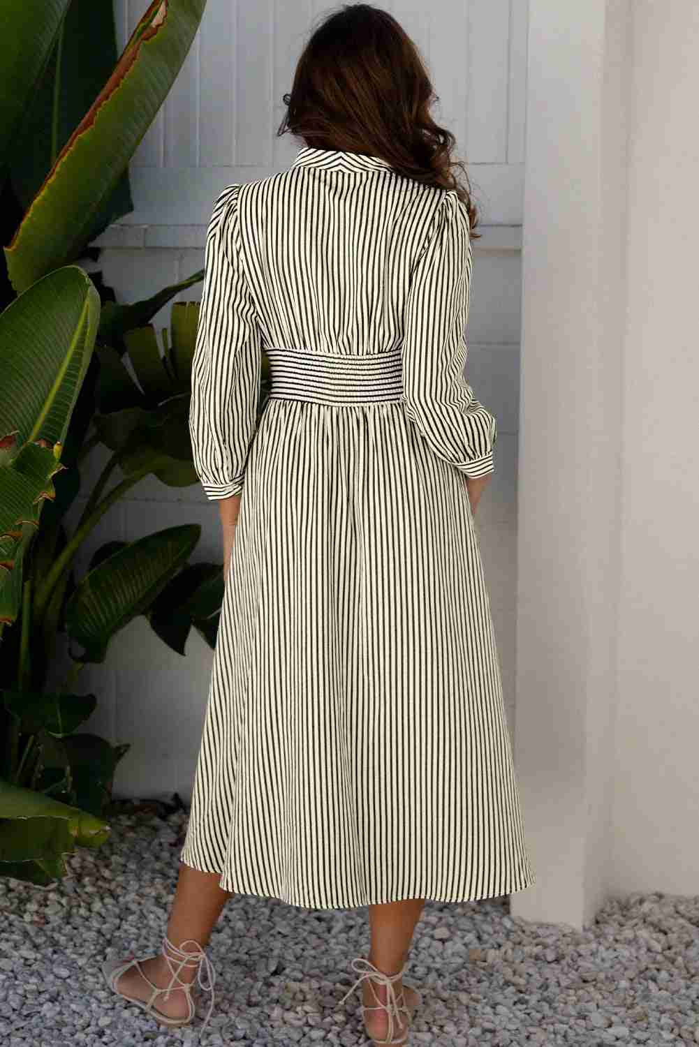 Robe midi rayée vert et blanc, vue de dos, taille haute ceinturée, manches 3/4.